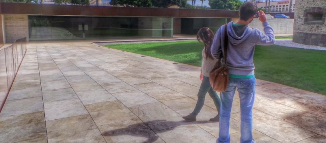 dos personas fotografiando el paisaje